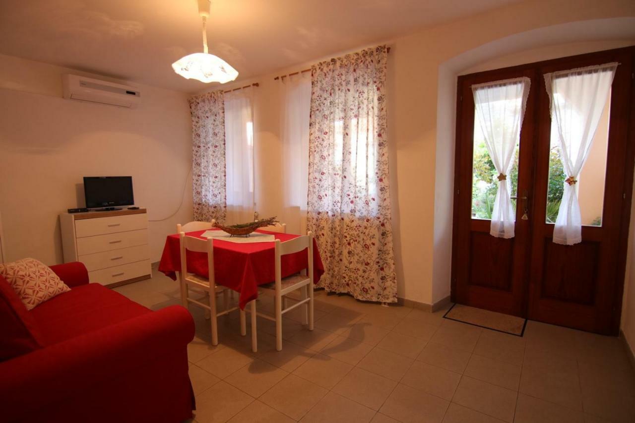 App With A Lovely Patio Apartment Mali Losinj Ngoại thất bức ảnh