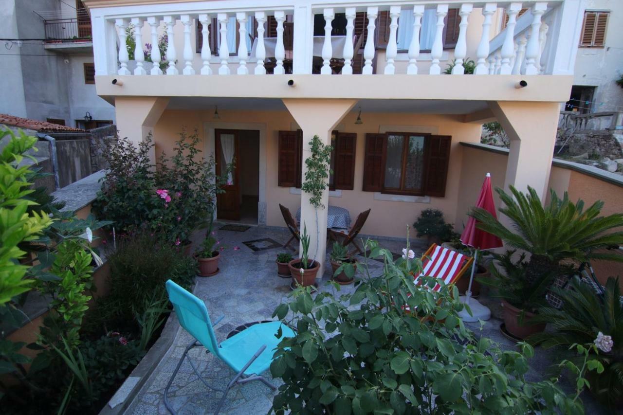 App With A Lovely Patio Apartment Mali Losinj Ngoại thất bức ảnh