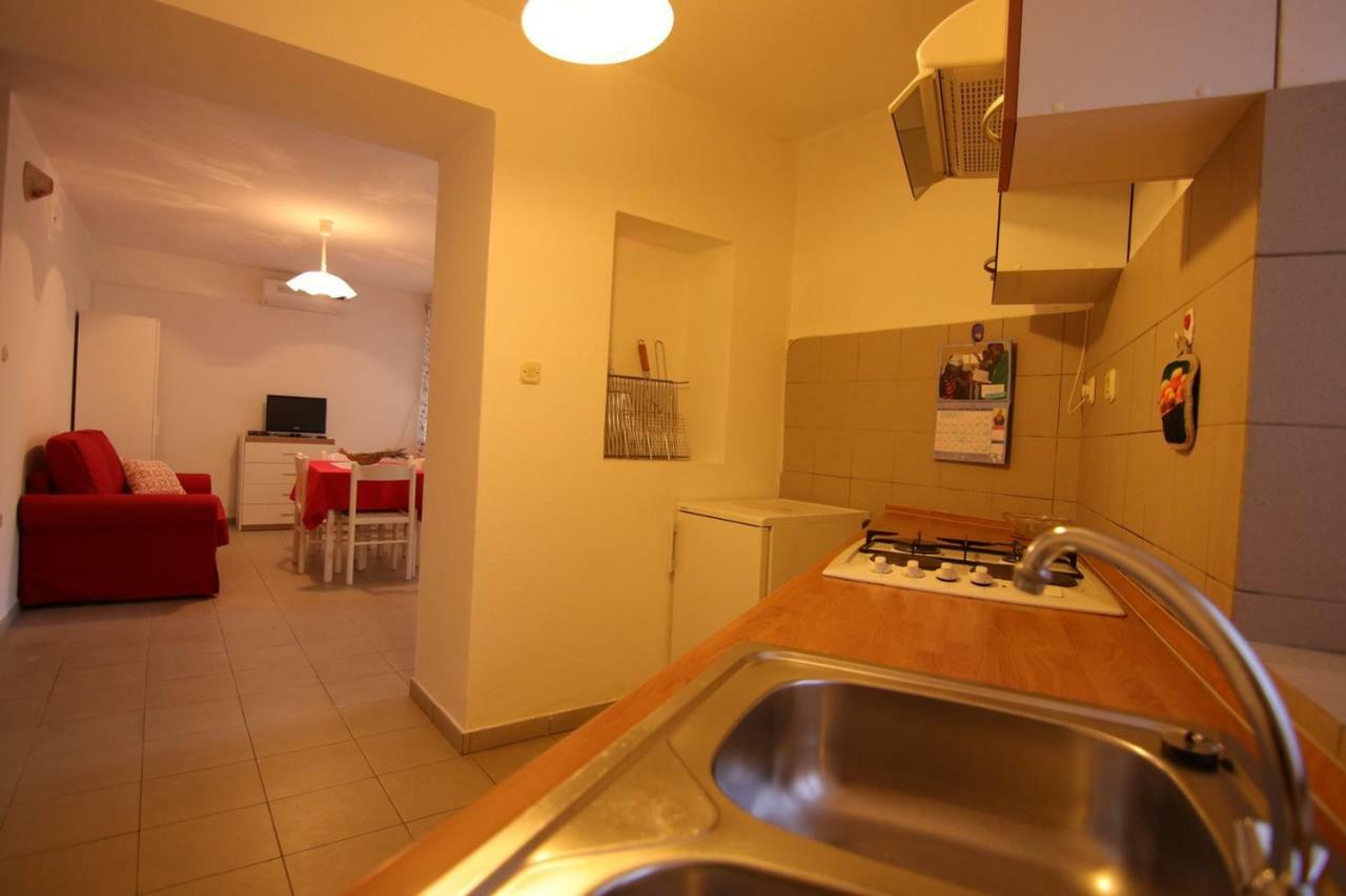 App With A Lovely Patio Apartment Mali Losinj Ngoại thất bức ảnh