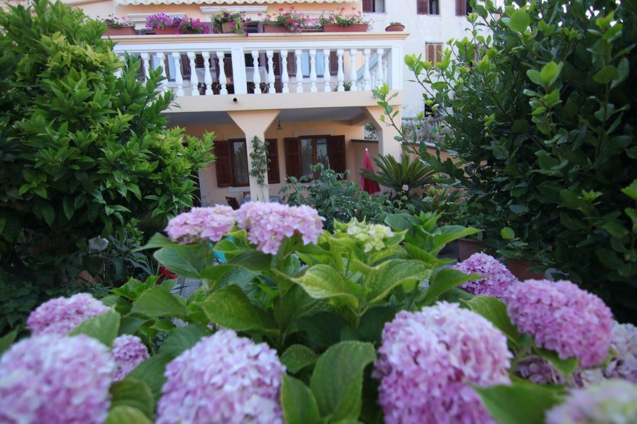 App With A Lovely Patio Mali Losinj Ngoại thất bức ảnh