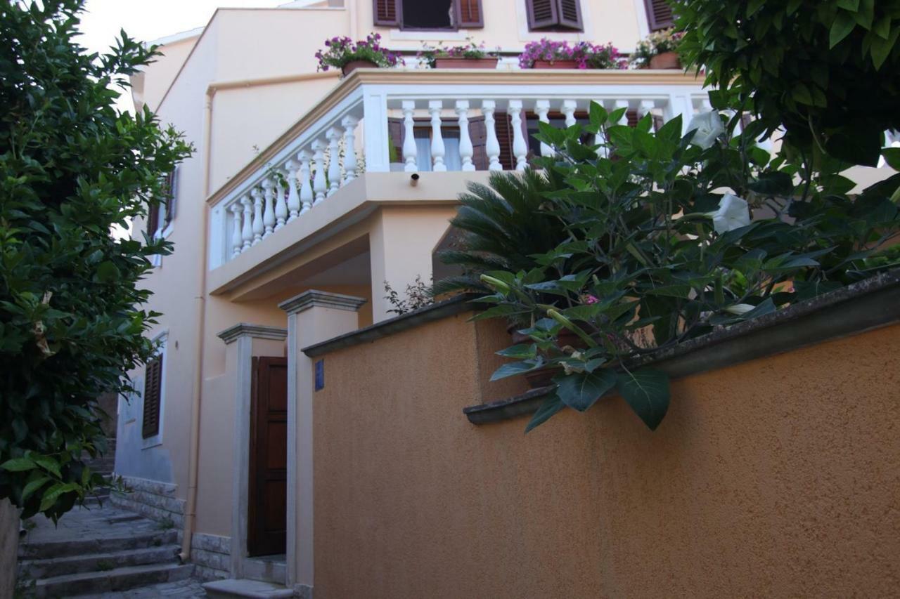 App With A Lovely Patio Mali Losinj Ngoại thất bức ảnh