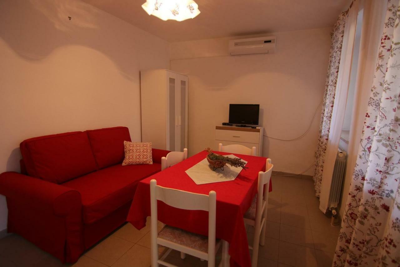 App With A Lovely Patio Apartment Mali Losinj Ngoại thất bức ảnh