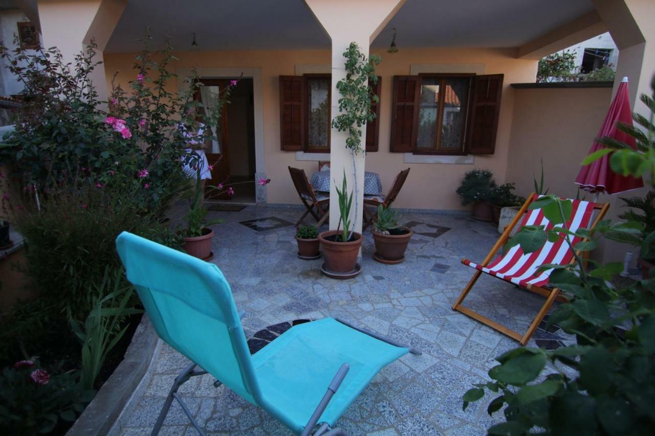 App With A Lovely Patio Mali Losinj Ngoại thất bức ảnh
