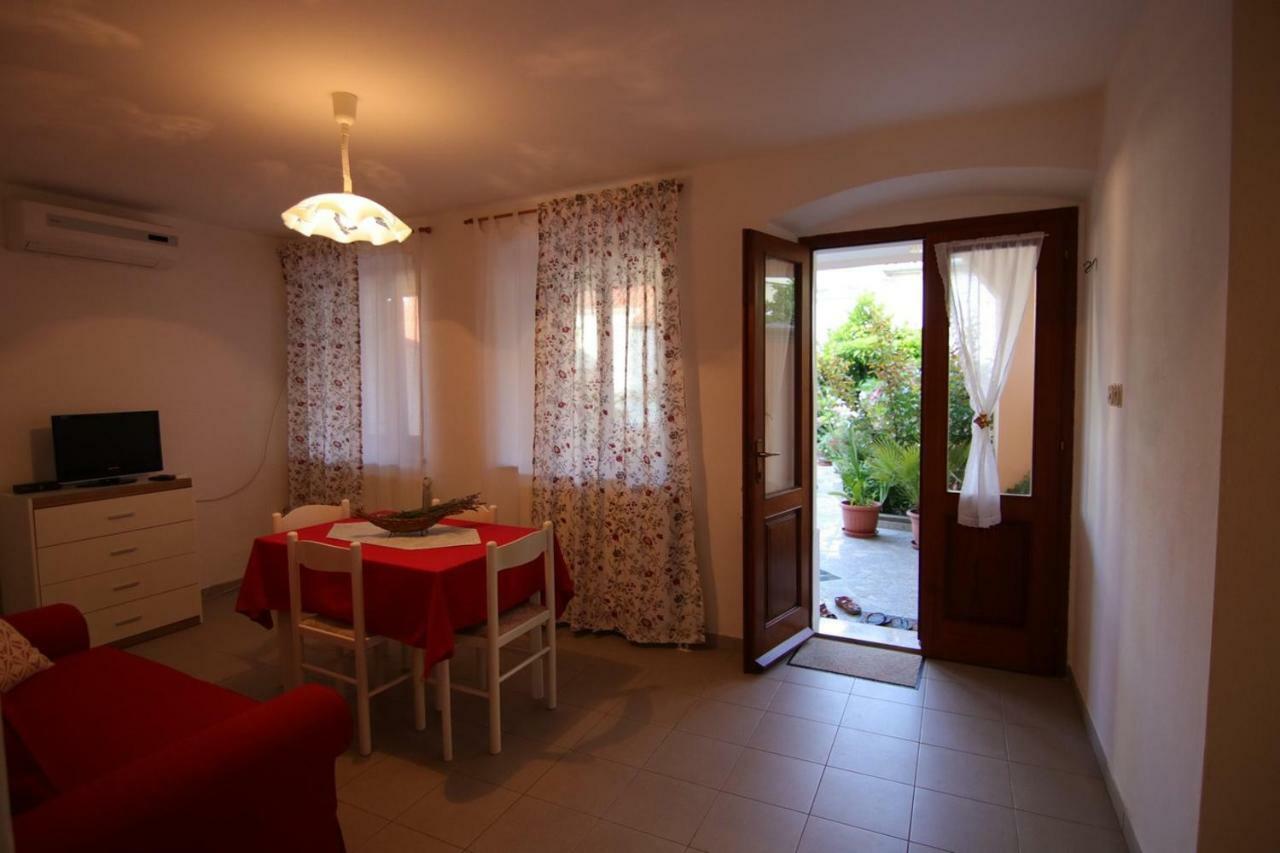 App With A Lovely Patio Mali Losinj Ngoại thất bức ảnh